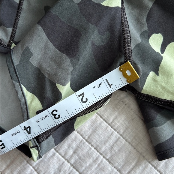 Lululemon hotty hot neon army green, gray camo, running lined shorts women’s 4 - Picture 12 of 13